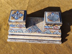 100 év körüli faragott, festett asztali tintatartó, porcelán betétekkel