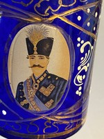 KATONA PORTRÉVAL DÍSZÍTETT FESTETT KÉK ÜVEG PALACK DUGÓVAL