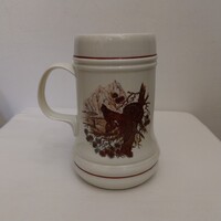 Hollóházi vadász jelenetes porcelán korsó