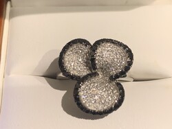 1.90ct fekete-fehér gyémántokkal  14 kr. arany gyűrű.Igazolásal