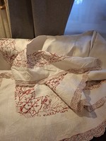 Békebeli himzett monogrammos damaszt terítő