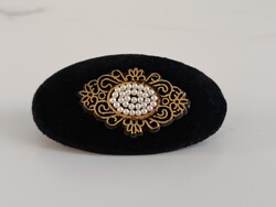 Bársonyos vintage bross – arany mintás, gyöngyös ékszer – AKCIÓ!
