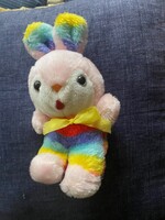 Egy cuki plüss Nyuszi,telejesn megkímélt állapotban. Vidám,szinekkel. Mérete: 22 cm