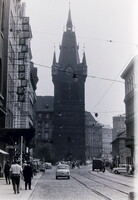 Régi fekete fehér fotónegativ 1966-ból Prága, utcajelenet, közlekedés, régi autók
