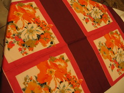 Virágos négyzet mintás kendő