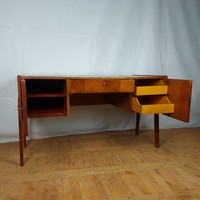 Térbe helyezhető retro íróasztal