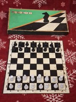 Mágneses sakk az 1970-es évek vége, 1980-as évek elejéről.  30x30 cm,dobozával