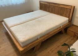 Tömörfa ágykeret, éjjeli szekrények, matracok