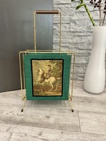 Egyedi vintage újságtartó, arany színű fémvázzal