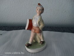 Sétáló kisfiú könyvvel