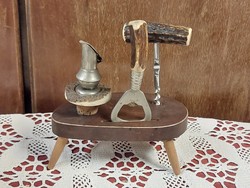 Retro asztali 3 részes dugóhúzó készlet, fa állványon,szarvasagancs, fa és acél