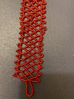 Nagyon szép,piros színű  gyöngy nyakék. Erdélyből kaptam,nem használtam. Mérete: 41x3 cm