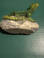Kövön ülő zöld gyík. Gyerekjáték. Mérete:10 cm magas.Hibátlan állapotban.