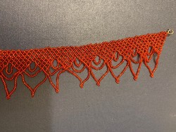 Nagyon szép,piros színű  gyöngy nyakék. Erdélyből kaptam,nem hordtam. Mérete: 42x5 cm