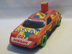 Nissan versenyautó trafikos *műanyagjáték