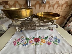 Régi konyhai mérleg, réz serpenyőkkel.