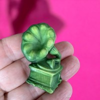 Vintage bross kitűző, bakelit pin kitűző, zöld gramofon, kemény műanyag, talán bakelit lemezjátszó