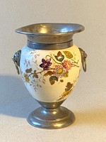 TALPAS PORCELÁN DÍSZTÁRGY GESCHÜTZ JELZÉSŰ FÉM SZERELÉKKEL BILLENŐ ZÁRÓDÁSSAL