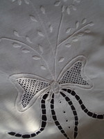 Komód terítő, terítő  az 1900-as évek elejéről. 96 x 75 cm.