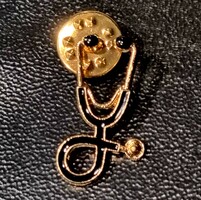Arany színű sztetoszkóp fonendoszkóp orvosi bross kitűző