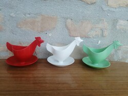 Retro műanyag tyúkos tojástartó  a volt NDK-ból _ piros, fehér, zöld színben