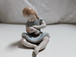 Régi KP Drasche Babázó lány figura - 7,5 cm