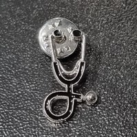 Ezüst színű sztetoszkóp fonendoszkóp orvosi bross kitűző