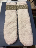 Nagyon meleg zokni-papucs. Mérete: 46x10 cm Teljesen jó állapotban.
