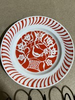 Régi Hollóházi porcelán dísztányér, piros. 3198