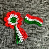 Horgolt kokàrda kitűzővel (viràg vagy zàszló)