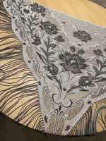 Alkalmi ezüst-fekete vállkendő diszkrét aranyszál szövéssel