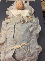 Porcelán testű baba pólyában. XX.szd. első fele körül. Régi darab. Pólya hossza: 46 cm Baba 20 cm