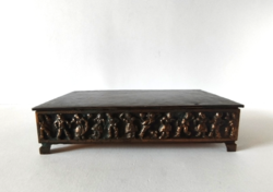RETRO IPARMŰVÉSZETI BRONZ DOBOZ FA BETÉTTEL, RELIEF FIGURÁKKAL