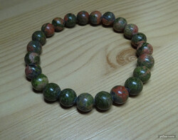 PERUBÓL SZÁRMAZÓ EPIDOT ÁSVÁNYBÓLKÉSZÜLT KARKÖTŐ.