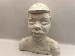 Fiú gipsz fej szobor, szignált, 14 x 13 cm-es nagyságú. 7422