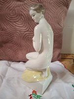 Hollóházi kézzel festett térdelő női akt porcelán.