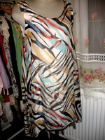 Selyem ruha absztrakt mintával