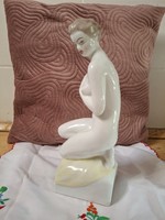 Hollóházi kézzel festett térdelő női akt porcelán, nipp