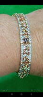 Elegáns 14 K aranyozott, sterling ezüst 20 cm karkötő,  zafír, rubin, smaragd kövekkel