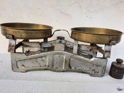 Antik mérleg, sárgaréz tányéros, súlyokkal