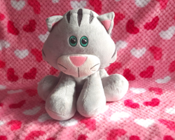 TESCO szürke plüss cica figura 30 cm