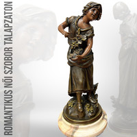 Romantikus női szobor talapzaton