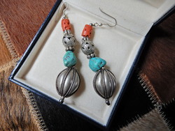 Régi nagyméretű kézműves etnikai ezüstözött fülbevaló korall kövekkel