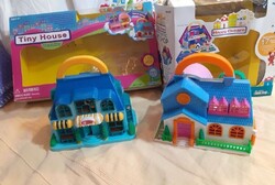 2 hordozható babaház egyben pici kellékekkel dobozuk is megvan