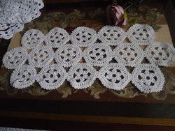 Horgolt terítő, asztalközép 46 x 18 cm.