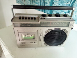 Retro Akai hordozható rádiós magnó