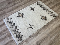 MAROKKÓI Berber kézi csomózású vastag gyapjú szőnyeg, 93 x 154 cm