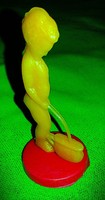 Retro trafikáru magyar kisipari pisilős kisfiú levehető talpas figura plasztik játék 8 cm mint a kép