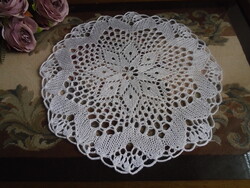 Kötött  30 cm. átm. hófehér terítő, asztalközép.