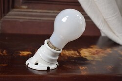 Egyszerű régi fali lámpa porcelán , 45° ban döntött szárú , hiánytalan működőképes 6,5 x 11,5 cm